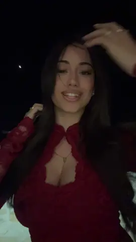 A post by @mariavittoriadematteiss on TikTok caption: Il vento di mykonos non collabora 