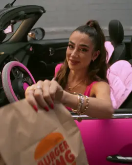 A post by @lolalolita on TikTok caption: Cuatro influencers. Cuatro menús. Un único Grand King. No estáis preparados para la que se va a liar este verano @Burger King España 💥💥#publi