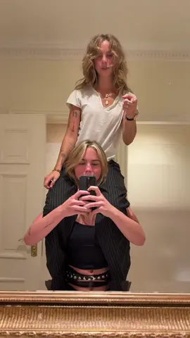 A post by @annabananaxdddd on TikTok caption: new dance alert @Emmabrooksmcallister 