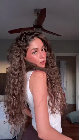 A post by @alejandrdiazz on TikTok caption: es verano y suena esta cancion…. estamos bien 🤍