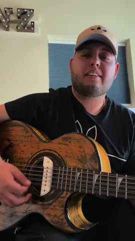 A post by @lapocimanortena on TikTok caption: A mi si me enseñaron💆🏼‍♂️❤️#indirecta #cumbia #lapocimanorteña #cantantes #musicanueva 