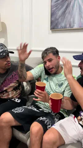 A post by @rivaldios10 on TikTok caption: 💀 No seas el que se pierde las semifinales y final de la COPA ORO por no suscribirse @Vix 🧠 ¡¡Usa la cabeza, papá!! “LA COPA ORO SE VIVE POR VIX” 📲Descarga la app y suscríbete a @ViX  #LaCopaOro se grita, se vive y se ve en #ViX. 🇲🇽⚽ #Publicidad