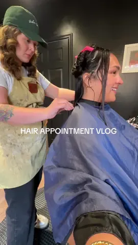 A post by @isa_kristen22 on TikTok caption: come with me to my hair appointment 🤭 CHISMOSAS WHAT DID WE DOOOOO HAHAHAHAH #hairappointment #hairappointmentvlog #haircut #bobsummer #hairtransformation #shorthair #bobhaircut 