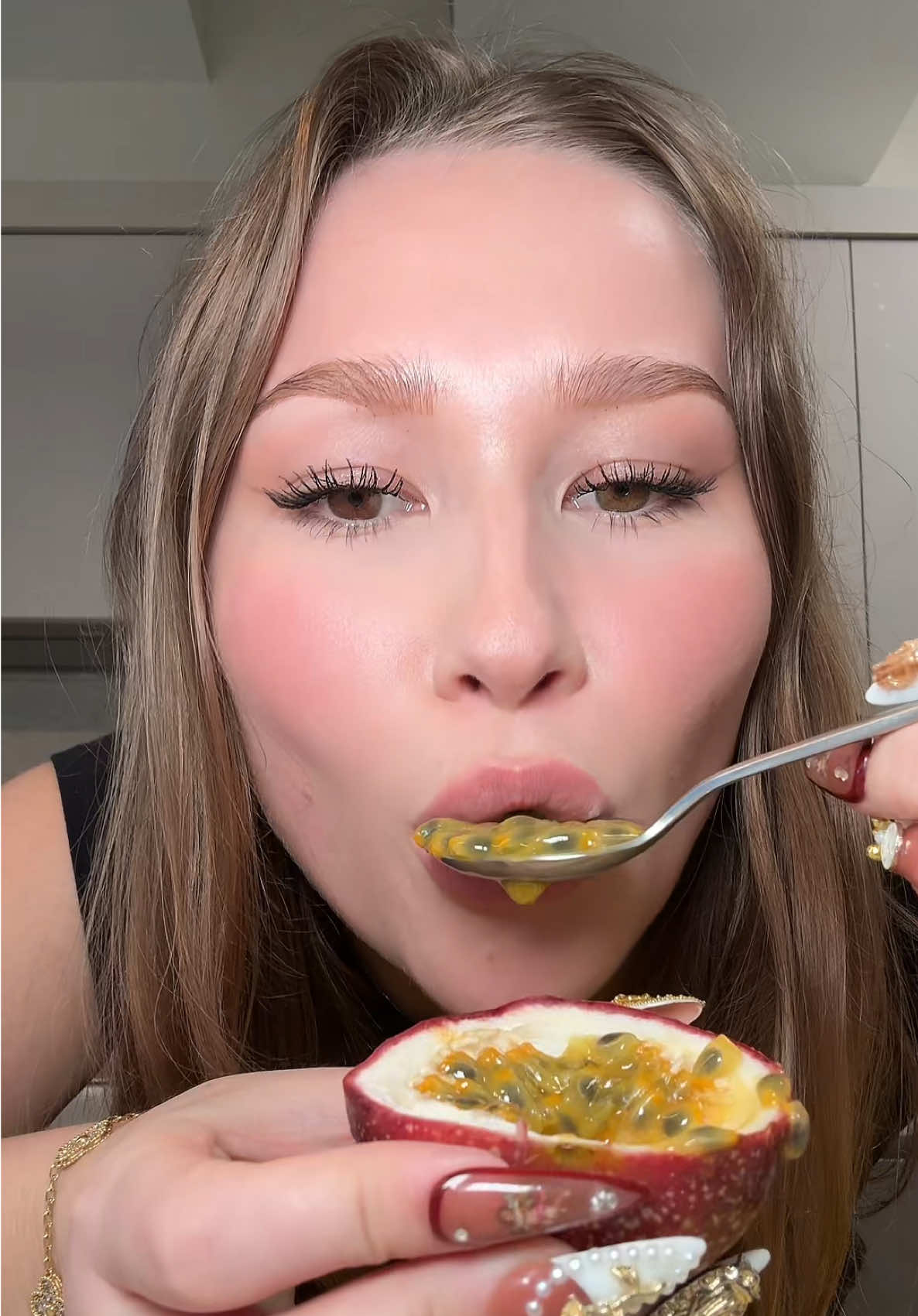A post by @sondra_blust on TikTok caption: Cuando Carlos me interrumpe en el final 😭😂