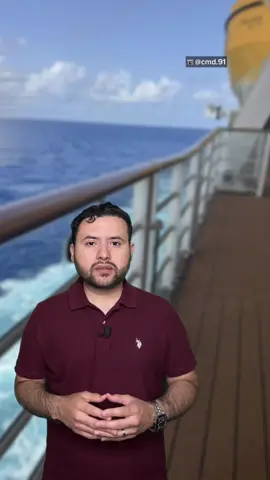 A post by @benjaminzamoratv on TikTok caption: 🚨Padre se lanza al mar para rescatar a su hija tras accidente en crucero de Disney.