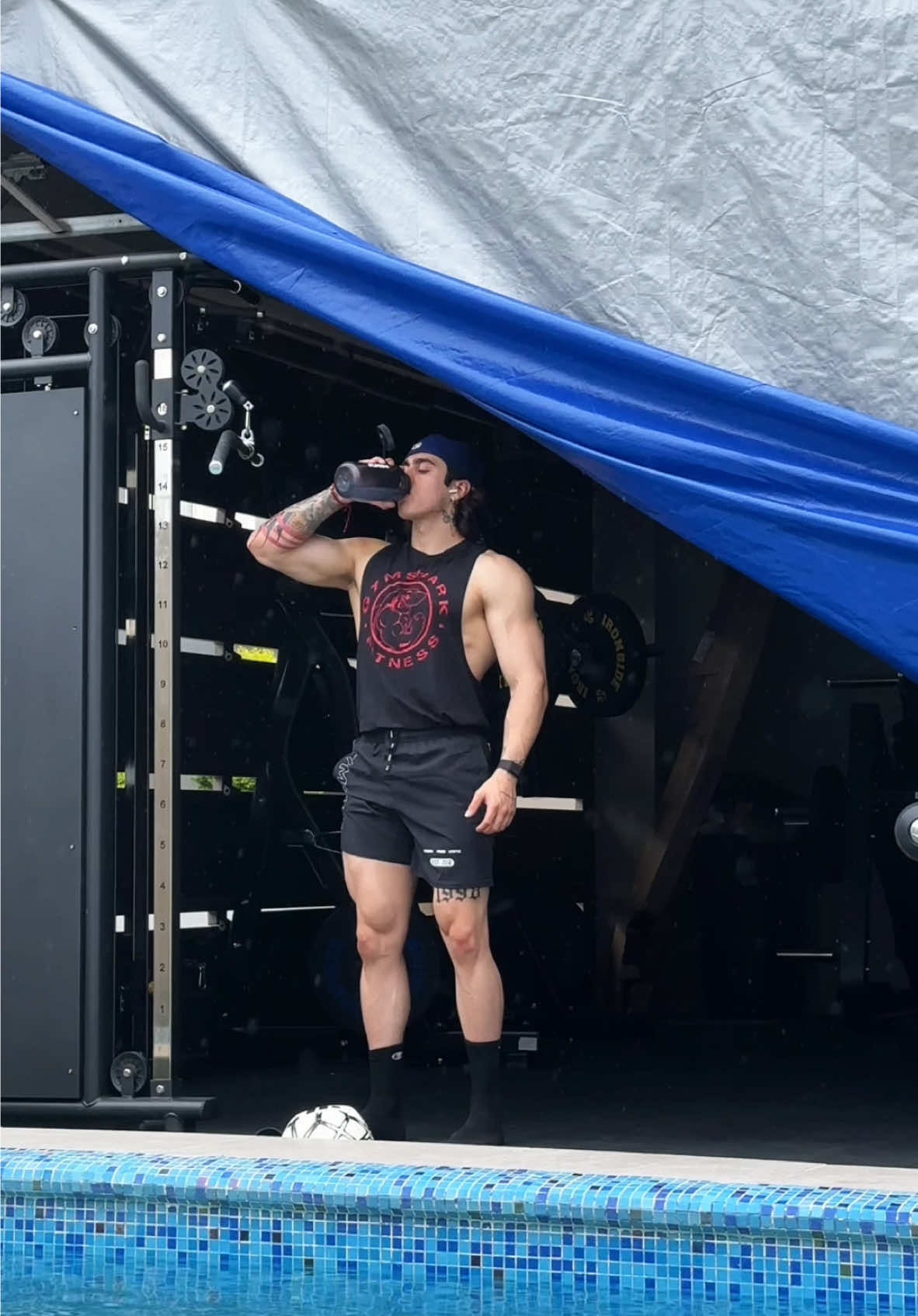 A post by @carlosbelcast on TikTok caption: Un día lluvioso 