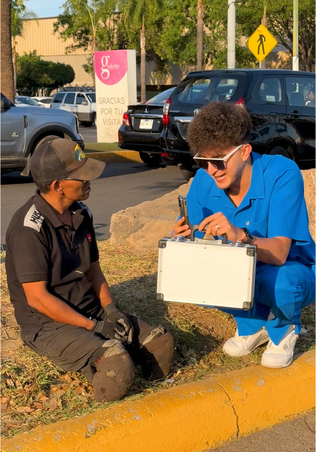 A post by @hotspanishmx on TikTok caption: Este señor tiene un gran corazón #fyp #parati 