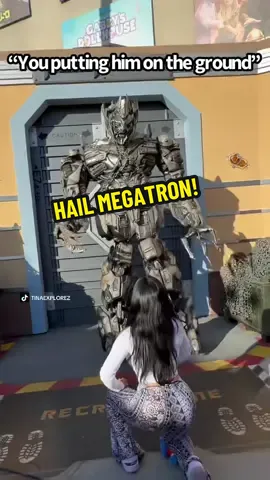 A post by @tinaexplorez on TikTok caption: The ending was so funny 😂 #onthisday #viralvideo #fyp #viral #ootd #universalstudioshollywood #megatron #transformers #blowthisupforme 