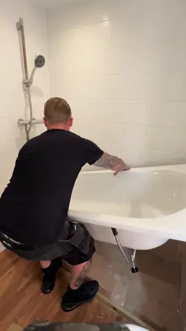 A post by @beaplumbertheysaid on TikTok caption: Bath, part 2… #plumber #plumbing #plumbersoftiktok #fyp #foryoupage #boring #easy #highlightoftheday #growupmate #handyfoldingbucket #bath #installation 