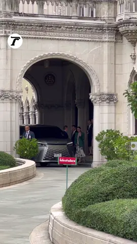 A post by @thairath_news on TikTok caption: ด่วน! นายกฯ แพทองธาร โบกมือลาสื่อ พร้อมเดินทางออกจากทำเนียบฯ ทันที หลังแถลงข่าวอย่างเป็นทางการ กรณี #ศาลรัฐธรรมนูญ มีมติ 7:2 ใหยุติการปฏิบัติหน้าที่ ปมคลิปเสียงคุยฮุน เซน #แพทองธารชินวัตร #นายกรัฐมนตรี #ศาลรธน #เฉพาะกิจไทยรัฐออนไลน์ #ไทยรัฐออนไลน์ #Thairath 