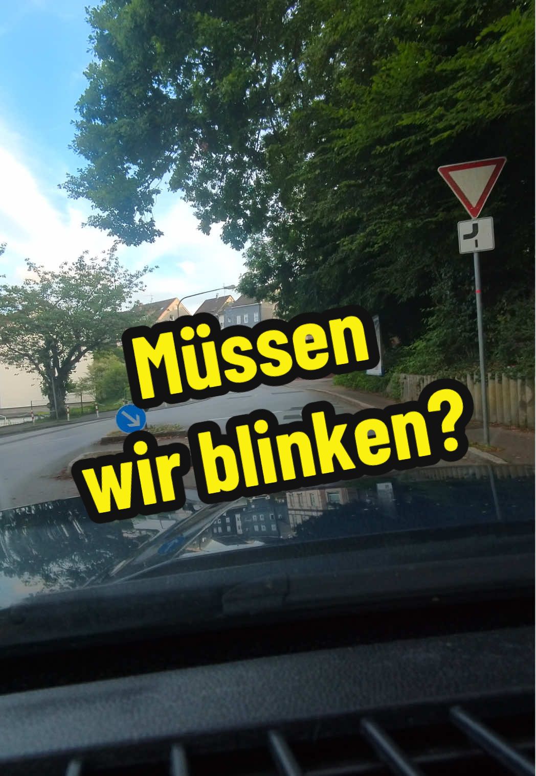 A post by @verkehrsguru_official on TikTok caption: Wann muss ich bei einer abknickenden Vorfahrtstraße blinken? #theorieprüfung #autofahren #lernen #tipps 