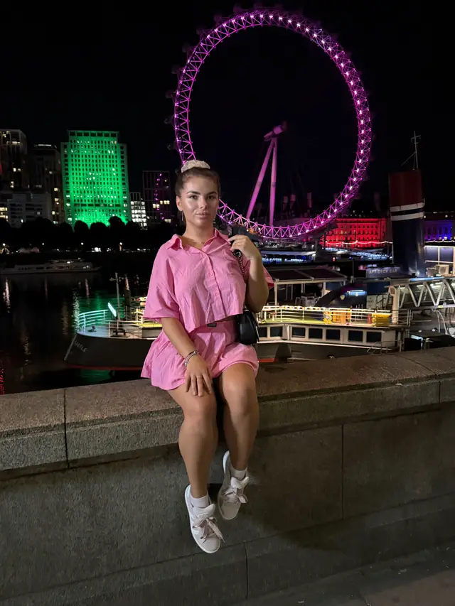 A post by @elenabuzaru on TikTok caption: #londo 