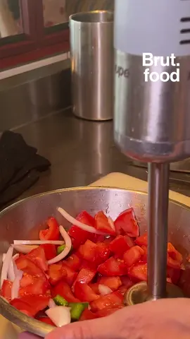 A post by @brutofficiel on TikTok caption: "C'est pas de suivre des indications, de savoir cuisiner. Moi je pense qu'on en a marre des recettes." Des tomates, du poivron et du concombre... Le gaspacho sent l'été. Ça peut aussi être un remède à la canicule. Alors on est allé voir la cheffe Maria Nicolau pour qu'elle nous donne sa recette (mais faites-le comme vous le voulez) et nous livre sa vision de la cuisine (avec quelques remontrances). ➡️ Le livre de Maria Nicolau, "Cuisine ou barbarie", paru aux éditions ARPA, est disponible partout.
