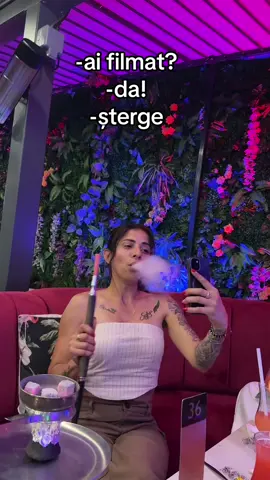 A post by @r00xanna on TikTok caption: @Ionela tu și story time 😂😂😂😂😂