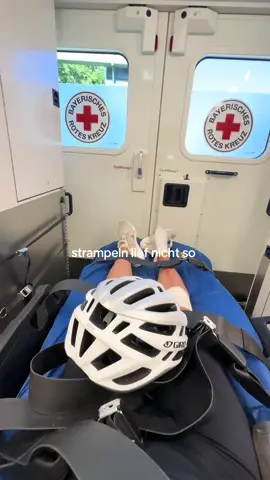 A post by @laurasophie on TikTok caption: Ich wurde im stehen von einem Auto weggefetzt, welches mich übersehen hat 😮‍💨 