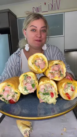 A post by @viki_iwa on TikTok caption: Бусиночки, это просто огонь! 🔥 Горячие багеты с тянущимся сыром, чесночным соусом и сочной начинкой — идеальный вариант, когда хочется быстро, сытно и вкусно! ❤️ Можно на завтрак, перекус или даже на ужин, если лень готовить что-то сложное. Всё просто, а результат как из кафе! ✨ Если приготовите — обязательно отмечайте меня, хочу видеть ваши багеты 😍 #рецептдня #горячиебутерброды #багеты #сыртянется #вкусноибыстро #рецепт #едадома #быстрыйрецепт #перекус #бусинкиготовят #душевнаяеда #моцарелла #выпечка #рецептдляленивых #чесночныйсоус