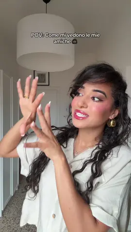 A post by @chaimaacherbal on TikTok caption: Non ho ancora capito perché per le mie amiche esistano solo due tonalità: Fair skin… e dark skin. Le sfumature? Mai viste. 🫰🏼 Light skin? Medium? Tan? Ovviamente sono ironica, ma giuro che me la vivo così 😂😂