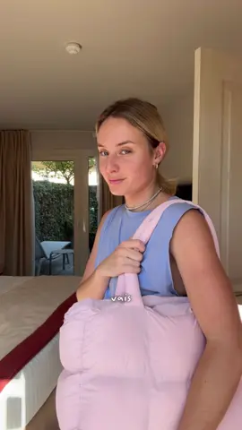 A post by @manondelsolll on TikTok caption: What’s in my bag version sport & avec les aquasource version tube de @Biotherm plus d’excuse pour ne pas s’hydrater la peau !!✨🤝 #skincare (Publicité)