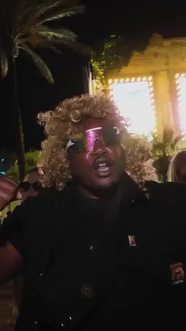 A post by @schlagerfueralle on TikTok caption: Ist euer Alkorithmus auch trainiert? 💪🍻 #kazumba #alkorithmus #ballermann #malle #mallorca #schlager #bierkönig #megapark #newmusic 