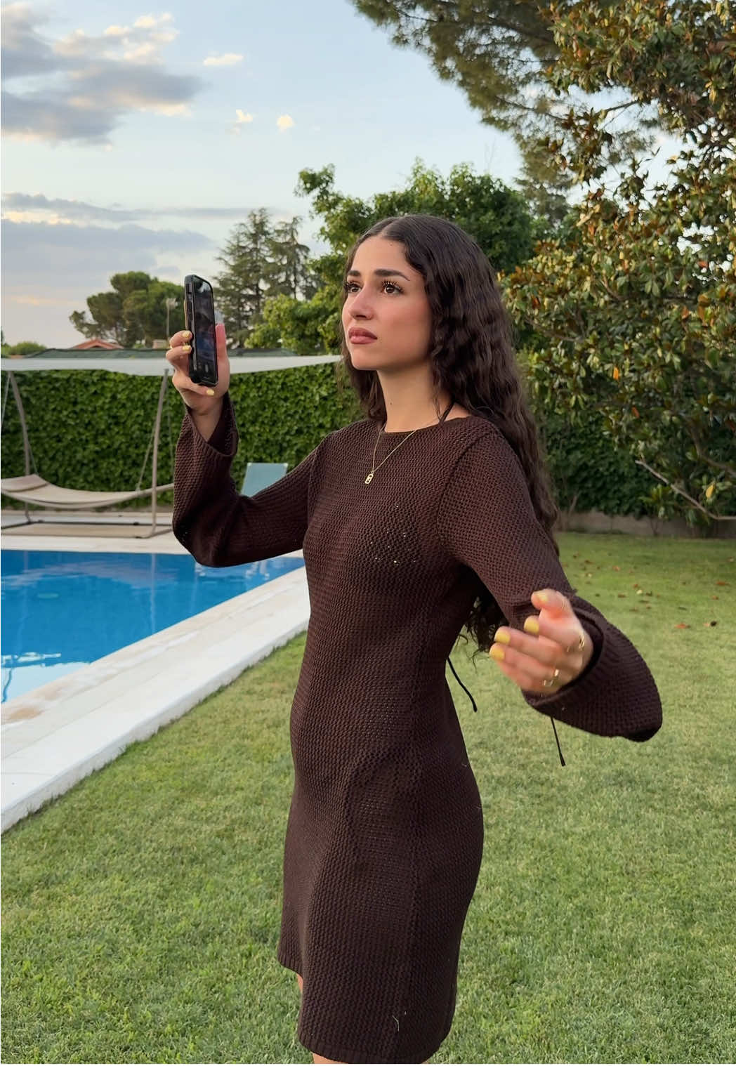 A post by @alejandrdiazz on TikTok caption: Publi. Siempre soy yo la que hace las fotos… pero este verano, mis uñas también se merecen brillar con @essie ✨ Gracias a sus más de 100 tonos increíbles y el Stay Longer Top Coat, que aguanta todos mis planes 💅☀️ #Essie #SummerNails #Essiespain #nailcare #manicura #manicuraencasa #uñasentendencia #cuidadodeuñas #soessie #insponails