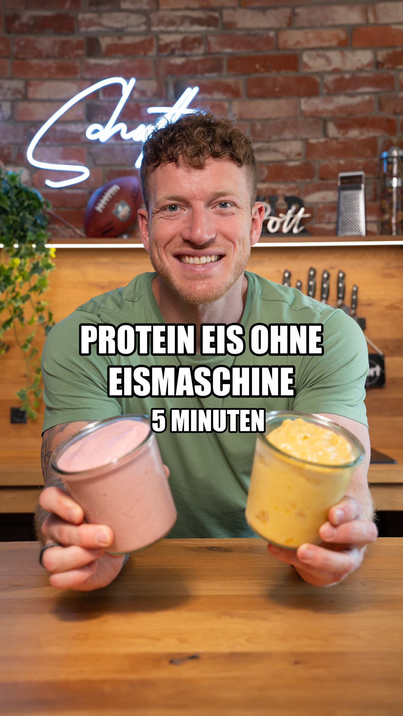 A post by @schmaleschulter on TikTok caption: In 5 Min Protein Eis ohne Eismaschine!  Zutaten: -250g Mango/Erdbeeren -100ml Mandelmilch -1 EL Erythrit -20g Whey -Saft 1/2 Zitrone Zubereitung:  Mixen & sofort essen oder nochmal 20 Minuten in den Gefrierschrank!  Nährwerte Mango: 254 kcal 17g Protein 36g KH 2g Fett Nährwerte Erdbeere: 153 kcal 17g Protein 15g KH 2g Fett #highprotein #abnehmen #diät #proteineis 