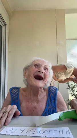 A post by @melouwlm on TikTok caption: Mamie lit des expressions de ma génération 😂😅 #expression #souvenirsdefamille #grandma 