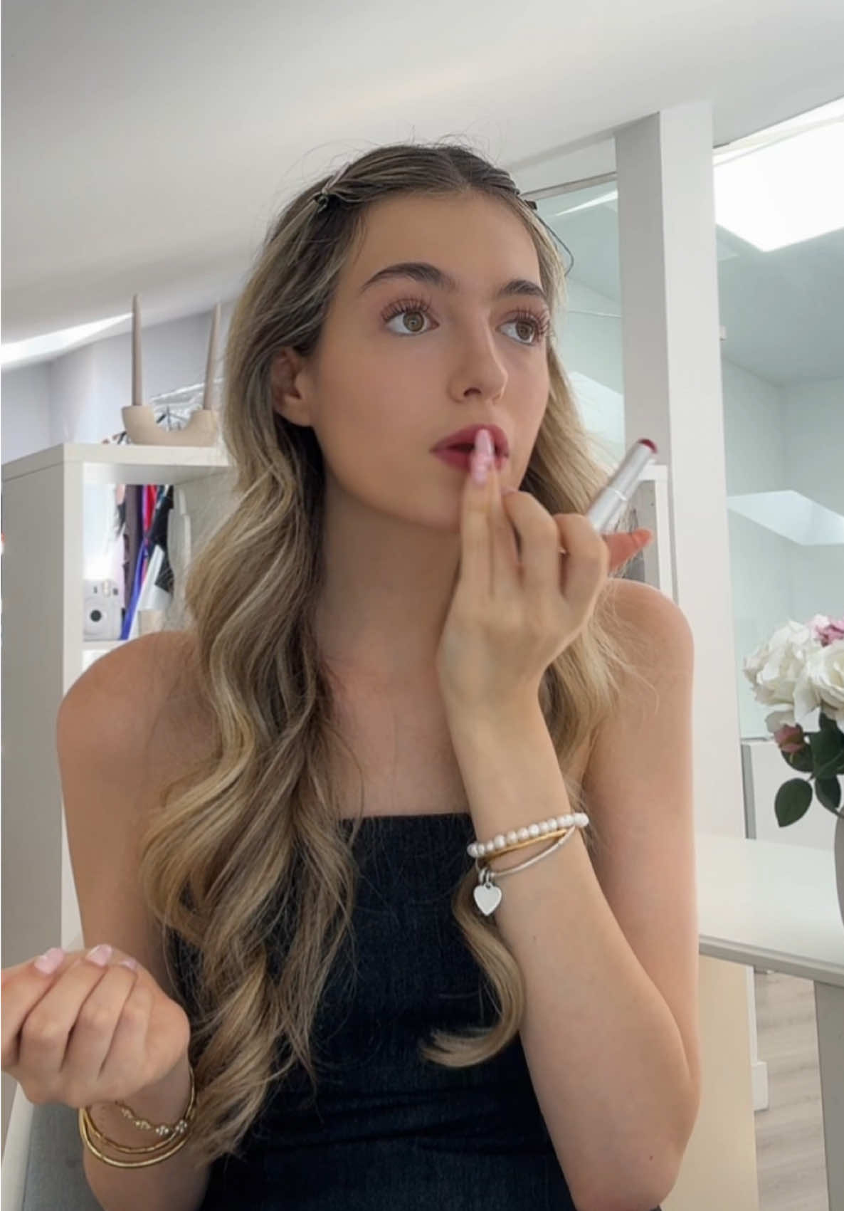 A post by @nerea.laandaa on TikTok caption: bueno niñas ya sabéis que la rapidez NO es lo mío (aún que hoy not that bad)💅🏻 pero en lucir facecard nunca fallo 💋 y menos aún usando los productos de @Givenchy Beauty 🤍 AMOOO demasiado ✨ loveuuu #prismelibre #givenchybeauty #givenchysummer publi