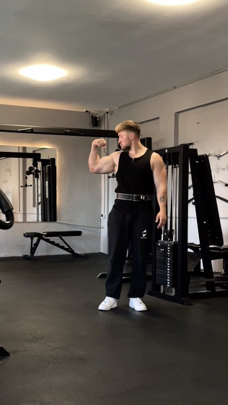A post by @flowiehe on TikTok caption: WO SIND ALLE???😂😂 Geht ins Gym man! #gym #sonne #sommer #fitness #trend #sound #meme 