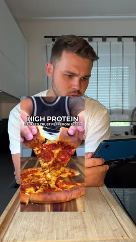 A post by @fitness.compani0n on TikTok caption: Teste ich, damit Ihrs nicht müsst 🍕✅ 116g Eiweiß - THUNFISCH PIZZA + KÄSERAND 🍕🧀 Orginalvideo von @Aussie Fitness 🇦🇺💪🏼  Teilen & direkt Abspeichern, damit du es später nicht lange suchen musst 💾 Proteinreich ✅ Schnell & Einfach ✅ Geisteskrank Lecker ✅ Perfekt für dein Muskelaufbau ✅ 🔹Nährwerte: 1220 kcal  116g Eiweiß  130g KH 23g Fett  🔹Zutaten:  Teig: - 170g Dinkelmehl  - 170g Skyr  - 6g Backpulver  - Salz/Knoblauchpulver  - 50g Light Käse (für den Rand) Belag: - 60ml Passierte Tomaten - Pizza Gewürz - 55g Mais  - 150g Thunfisch  - 65g Light Käse  🔹Zubereitung:  1) Mehl, Skyr, Backpulver, Salz & Knoblauch zusammen geben & zu einem Teig kneten  2) auf einer bemehlten Arbeitsfläche ausrollen. Käse am Pizzarand entlang legen & die Ränder umklappen 3) Für 12 min bei 200° im Ofen backen  4) Mit Pass. Tomaten, Pizzagewirtz, Thunfisch, Mais, Zwiebeln & Light Käse belegen  5) Für 15 min bei 200° in den Ofen & für mehr Fitnessrezepte. Folge mir 🤝🏼✅ Was soll ich als Nächstes testen?  . . . #highprotein #kalorien #proteine #Pizza #eiweiß #eiweissreich #fettarm #diät #abnehmen #gymfood #rezepte #rezeptideen #schnellerezepte #einfacherezepte #muskelaufbau #krafttraining #fitnessrezepte #fitnessfood #kalorienarmerezepte #kalorienarm #highproteindiet #muskelnaufbauen #pizzalover #thunfisch #gesunderezepte #pizzatime 