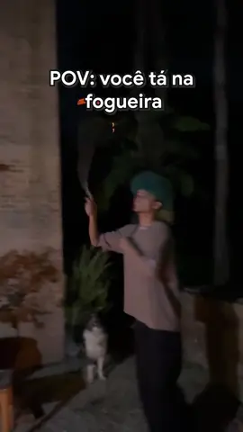 A post by @jooj on TikTok caption: perto fica muito quente e longe fica muito frio 😭 #irmaosnatu 