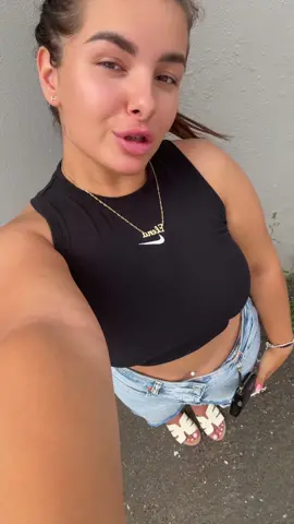 A post by @elenabuzaru on TikTok caption: #tuestibipolara❤️🤦🏼‍♀️ 