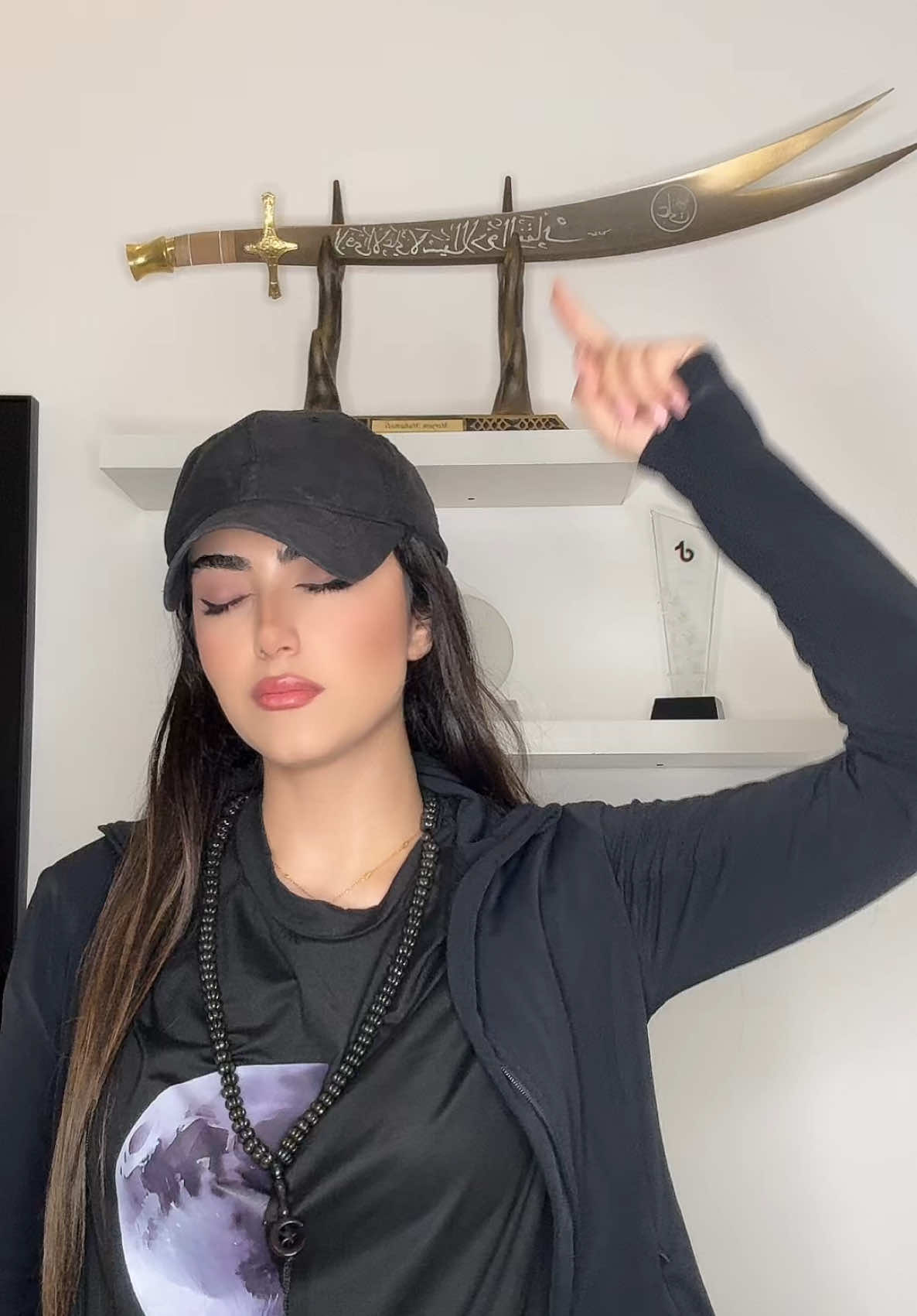 A post by @aydas on TikTok caption: 🖤🖤🖤  #العراق #كربلاء #تيك_توك_عرب #نجف 