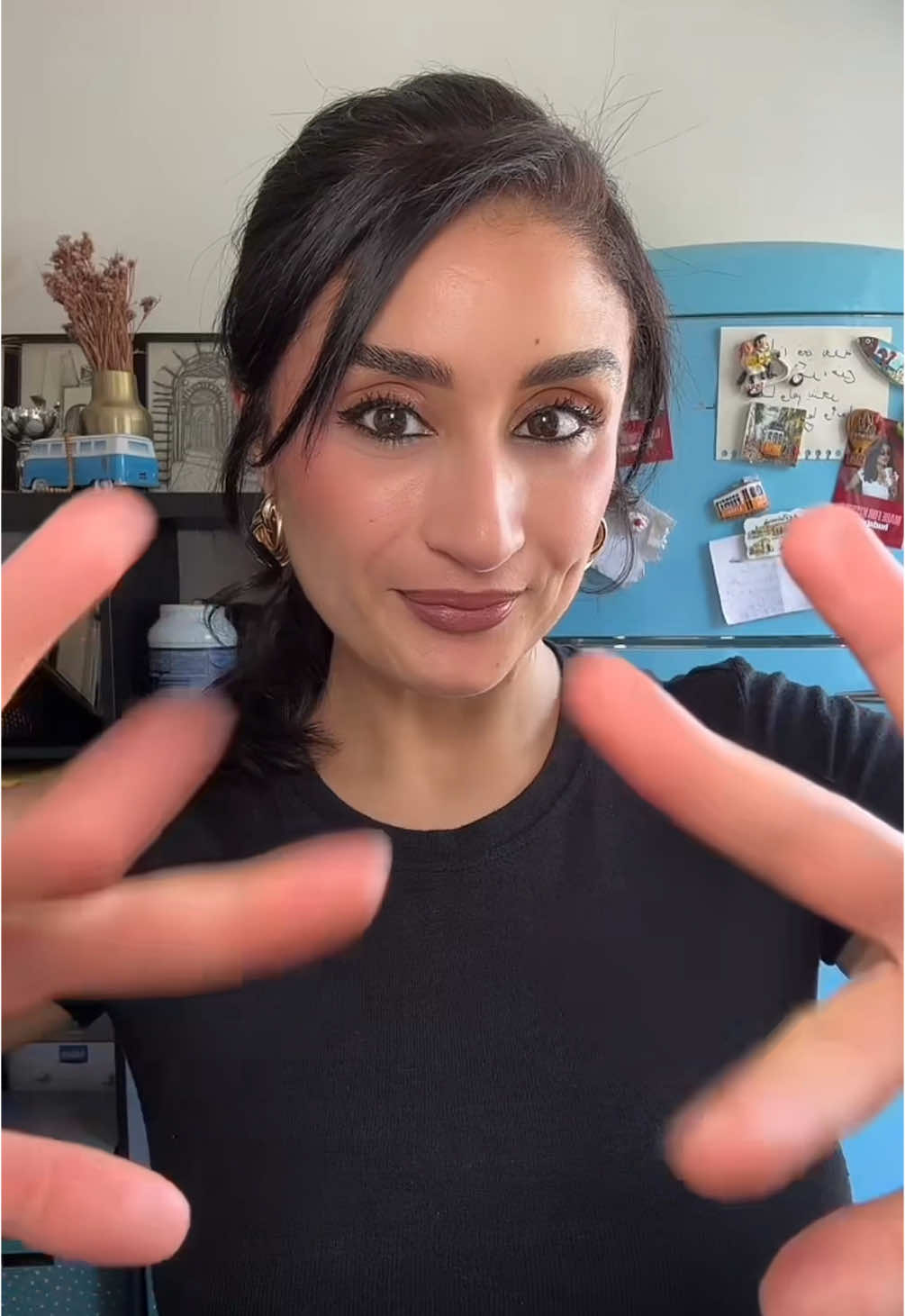 A post by @nejlaa_belh on TikTok caption: Qu’en pensez-vous mes gazelles ? Je suis amoureuse de cette coiffure et ce Makeup 🥹🩷 Hâte d’avoir vos avis !  Réf : @Maybelline France  @NYX COSMETICS FRANCE  @L’Oréal Paris  @milkmakeup  @KIKO Milano  @Kiehl's Since 1851  @Givenchy Beauty  @Kosas  @Armani beauty  #hair #beauty #bananaclip #makeup #oldmoney #oldmoneyaesthetic 