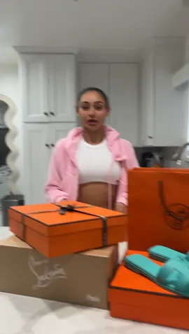 A post by @himynamesteeee on TikTok caption: Shopppinggg