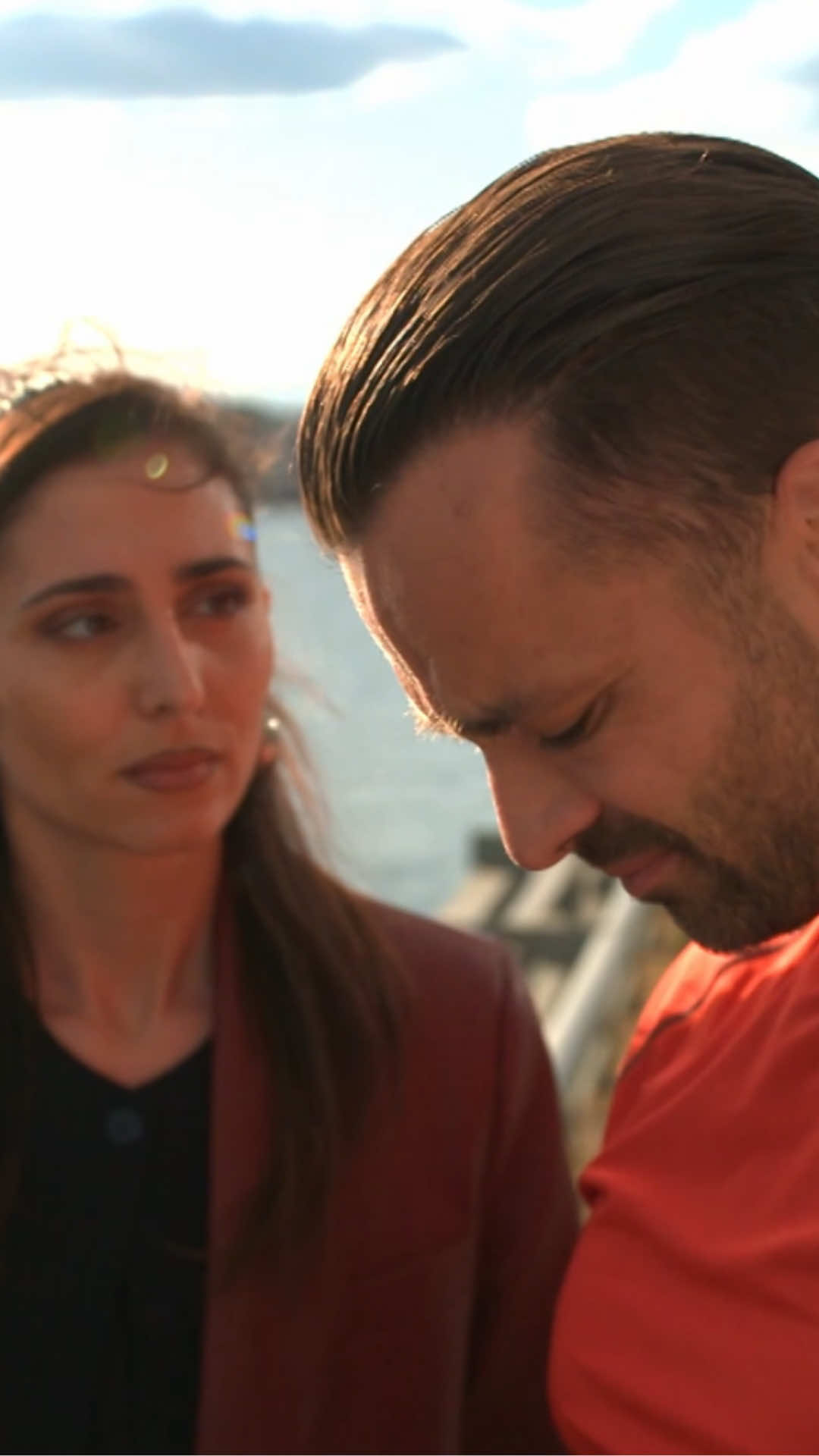 A post by @berlintagundnacht on TikTok caption: Kann Sara Mike dabei helfen, das Liebesschloss von ihm und Milla zu finden? "Berlin Tag & Nacht", Montags bis Freitags um 19:05 Uhr bei @RTLZWEI und auf RTL+ #berlintagundnacht #rtlzwei #vergangenheit #fyp #viral #WhatToWatch