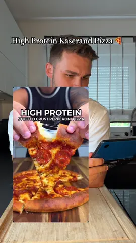 A post by @fitness.compani0n on TikTok caption: Zum Rezept ⬇️ 116g Eiweiß - KÄSERAND PIZZA 🍕🧀 Orginalvideo von @_aussiefitness  Teilen & direkt Abspeichern, damit du es später nicht lange suchen musst 💾 Proteinreich ✅ Schnell & Einfach ✅ Geisteskrank Lecker ✅ Perfekt für dein Muskelaufbau ✅ 🔹Zubereitung:  1) Mehl, Skyr, Backpulver, Salz & Knoblauch zusammen geben & zu einem Teig kneten  2) auf einer bemehlten Arbeitsfläche ausrollen. Käse am Pizzarand entlang legen & die Ränder umklappen 3) Für 12 min bei 200° im Ofen backen  4) Mit Pass. Tomaten, Pizzagewirtz, Thunfisch, Mais, Zwiebeln & Light Käse belegen  5) Für 15 min bei 200° in den Ofen & für mehr Fitnessrezepte. Folge mir 🤝🏼✅ 🔹Nährwerte: 1220 kcal  116g Eiweiß  130g KH 23g Fett  🔹Zutaten:  Teig: - 170g Dinkelmehl  - 170g Skyr  - 6g Backpulver  - Salz/Knoblauchpulver  - 50g Light Käse (für den Rand) Belag: - 60ml Passierte Tomaten - Pizza Gewürz - 55g Mais  - 150g Thunfisch  - 65g Light Käse  Was soll ich als Nächstes testen?  . . . #highprotein #kalorien #proteine #Pizza #eiweiß #eiweissreich #fettarm #diät #abnehmen #gymfood #rezepte #rezeptideen #schnellerezepte #einfacherezepte #muskelaufbau #krafttraining #fitnessrezepte #fitnessfood #kalorienarmerezepte #kalorienarm #highproteindiet #muskelnaufbauen #pizzalover #thunfisch #gesunderezepte #pizzatime 