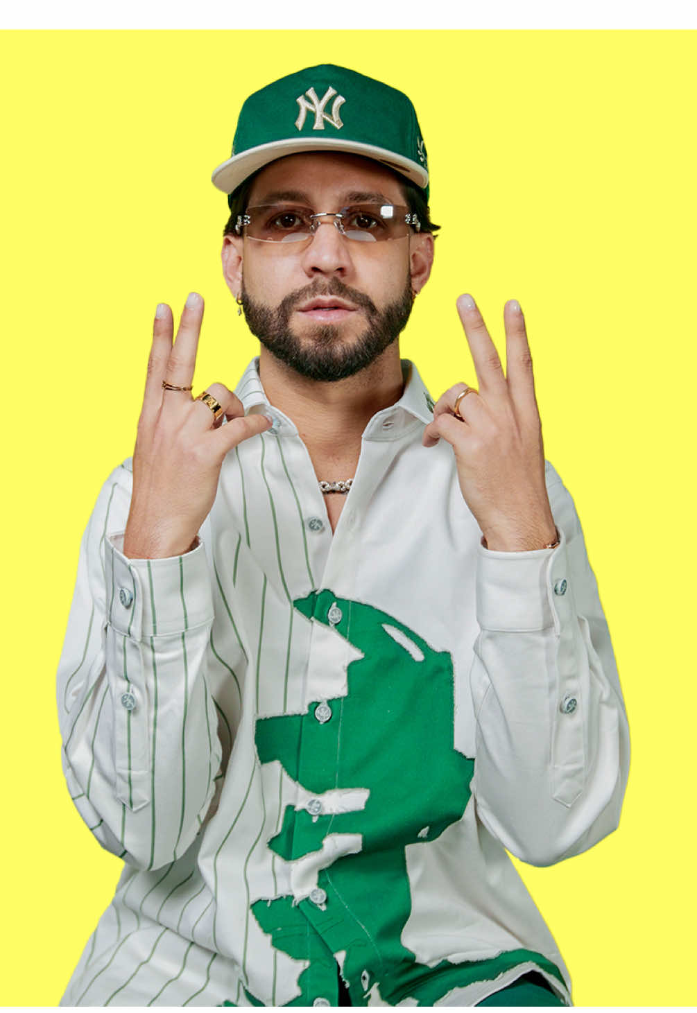 A post by @genius on TikTok caption: the #puertorican 🇵🇷 star @Mora made his #genius debut. 🔥 the singer-songwriter came by #verified to break down his latest hit song “LO MISMO DE SIEMPRE.” 🎶 #mora #lyrics #lomismodesiempre #puertorico #musica #boricua #viralmusic #music #singer #songwriter 