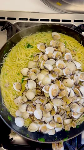 A post by @mammaculinaria on TikTok caption: Capellini alle Vongole Onepot #easyrecipe#italianfood#pastatiktok#pasta#cooking#xyzabc#onepot#summerfood#foodlover#vongole#capellini#foodtok#mammaculinaria