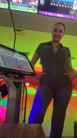 A post by @mihaelaaa19 on TikTok caption: 😂❤️❤️ #fyppp #bowling #foryouu 