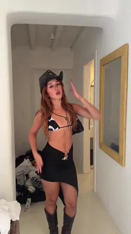 A post by @bianchettaalacusta on TikTok caption: corto perché c’è troppo rumore  @mel @𝐉𝐄𝐍𝐍𝐈 