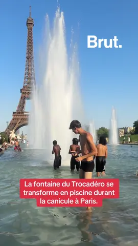 A post by @brutofficiel on TikTok caption: La fontaine du Trocadéro se  transforme en piscine durant  la canicule à Paris. #paris #canicule 