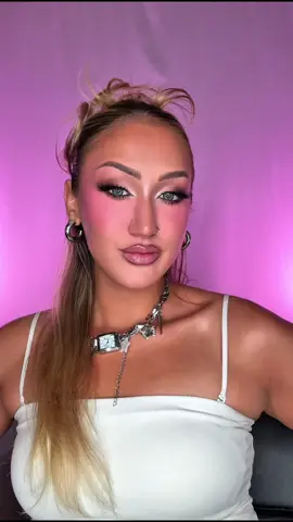 A post by @katiefarhood on TikTok caption: MWAH 💋 #makeuptransition #makeuptransformation #makeupartist #transitiontutorial #makeuptrend 