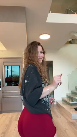 A post by @sondra_blust on TikTok caption: Todavía en mi outfit de gimnasio 