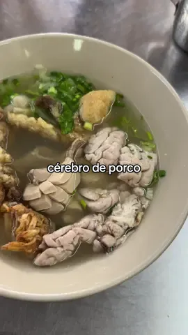 A post by @haru on TikTok caption: Provando cérebro de porco na Tailândia🇹🇭 #provando #provandocomidas #mukbang #bangkok #tailandia #thaifood 