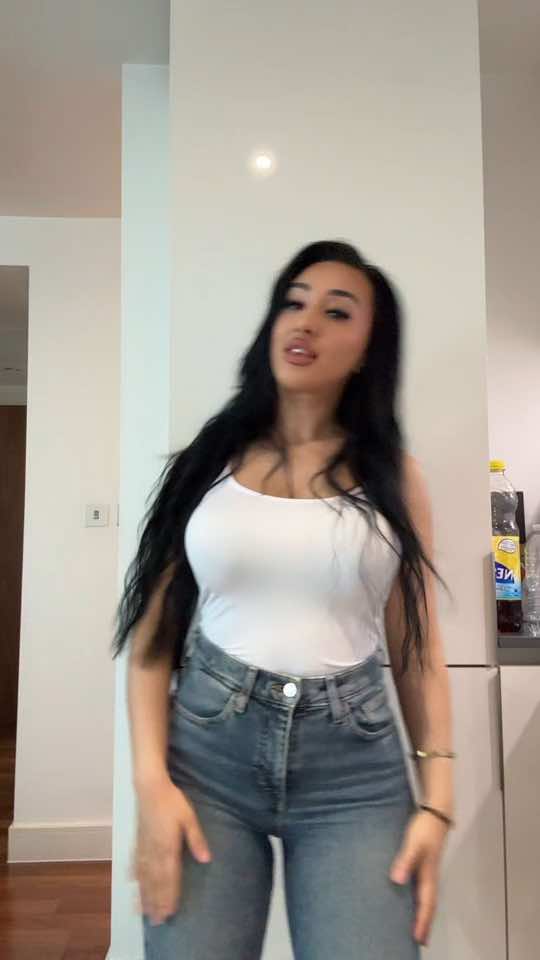 A post by @__rebecaa.02__ on TikTok caption: #fpy 🤍