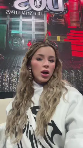 A post by @carolcastromx on TikTok caption: Ya escucharon la canción completa?💋