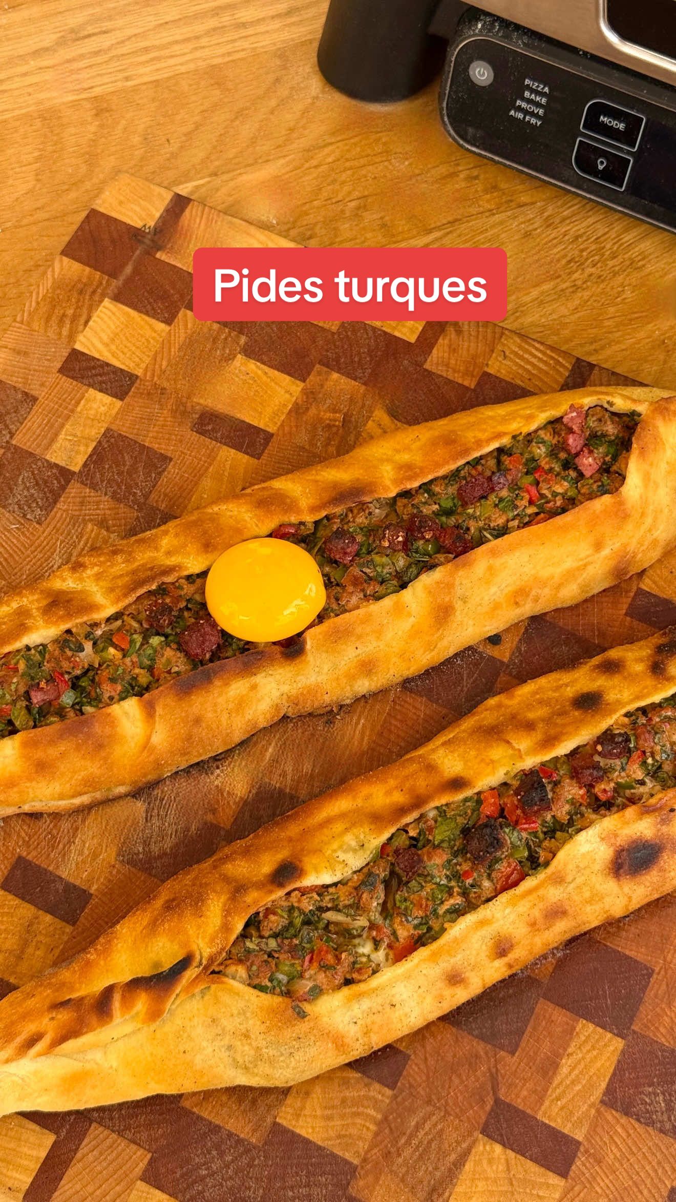 A post by @_toscanelucas on TikTok caption: Babe veut des Pidés ! 🇹🇷🍕 En collaboration avec @Ninja Kitchen France pour tester leur nouveau four ! La pièce maîtresse de l'été à la maison avec ses 4 modes de cuisson et les 5 pré-réglages de pizza : pizza party, apéros gourmands, recettes originales... le tout avec un esprit dolce vita moderne. Amenez l'Italie à la maison avec un twist high-tech, grâce à un four compact, esthétique et polyvalent. Ingrédients * 500g de farine * 300ml d'eau tiède * 1 cuillère à café de sel * 1 cuillère à café de sucre * 1 cuillère à café de levure boulangère sèche * 1 cuillère à soupe de beurre fondu * 200g de kasar ou mozzarella râpée * 100g de feta émiettée * 50g de pecorino râpé * 1 cuillère à soupe de menthe sèche * 1 cuillère à soupe de pul biber  * 200g d'agneau haché fin * 1 tomate hachée et égouttée * 1 poivron vert haché * 1 poivron rouge haché * 1 échalote hachée finement * 1 bouquet de persil haché * 2 gousses d'ail râpées * 1 cuillère à café de harissa * 1½ cuillère à café de purée de tomate * 1 cuillère à café de baharat * Sel et poivre * Huile d'olive * Beurre * 1 jaune d'œuf * Ciboulette fraîche hachée Préparation de la pâte 1. Préchauffez le four Ninja en utilisant la fonctionnalité « CUSTOM » et réglez-le à 300°C. 2. Activez la levure : Dissolvez le sucre dans l'eau tiède, ajoutez la levure et laissez reposer 10 minutes jusqu'à ce que le mélange mousse (si ça ne mousse pas, votre levure est morte !). 3. Préparez la pâte : Dans un grand bol, mélangez la farine et le sel. Ajoutez le mélange de levure et le beurre fondu. 4. Pétrissez énergiquement pendant 7 minutes jusqu'à obtenir une pâte bien lisse et élastique. 5. Façonnez en 6 boules égales, couvrez d'un torchon humide et laissez reposer 30 minutes. Préparation des garnitures 1. Mélange fromages : Dans un bol, combinez tous les fromages avec la menthe sèche, le pul biber, du sel et du poivre. 2. Mélange agneau : Dans un autre bol, mélangez l'agneau haché, la tomate, les poivrons, l'échalote, le persil, l'ail, la harissa, la purée de tomate, le baharat, du sel et du poivre. Assemblage et cuisson 1. Étalez chaque boule en forme d'ovale fin (attention à ne pas trop l'amincir pour éviter les déchirures !). 2. Garnissez le centre : étalez d'abord le mélange de fromages au fond, puis répartissez la préparation d'agneau par-dessus. 3. Formez les pidés : Repliez les bords longs sur la garniture et pincez bien les extrémités pour former des pointes caractéristiques en forme de bateau. 4. Badigeonnez généreusement d'huile d'olive. 5. Préparez la cuisson : Farinez légèrement la pelle à pizza @ninja.france pour éviter que la pâte n'accroche. 6. Enfournez pendant 5 minutes jusqu'à ce que la pâte soit cuite et bien dorée. Finition 1. Sortez du four et beurrez immédiatement les croûtes encore chaudes. 2. Badigeonnez avec le jaune d'œuf battu et parsemez de ciboulette fraîche. 3. Dégustez ces délicieux petits bateaux turcs encore chauds ! #ninjaartisan #ninjafrance #fourexterieur 