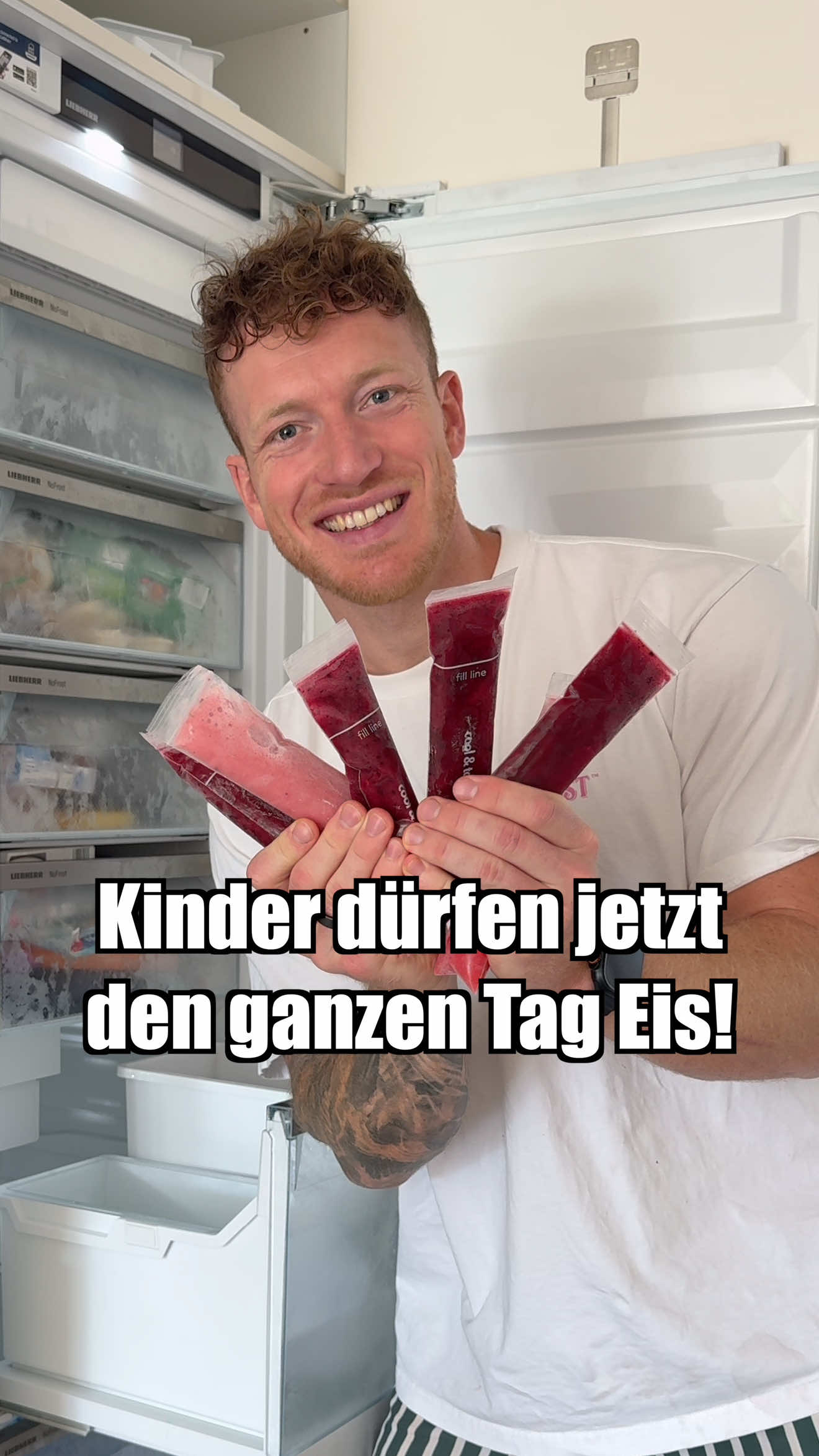 A post by @schmaleschulter on TikTok caption: Meine Kinder dürfen jetzt den ganzen Tag Wassereis essen….  Zutaten:  Variante 1:  -Kokoswasser (für extra Elektrolyte)  -Blaubeeren  -Himbeeren  -Kiwi  -Honig  Vatiante 2: -Joghurt  -Banane  -Erdbeeren -Honig  -Wasser  Einfrieren!  #frühstück #wassereis #gesunderezepte #sommerrezept 