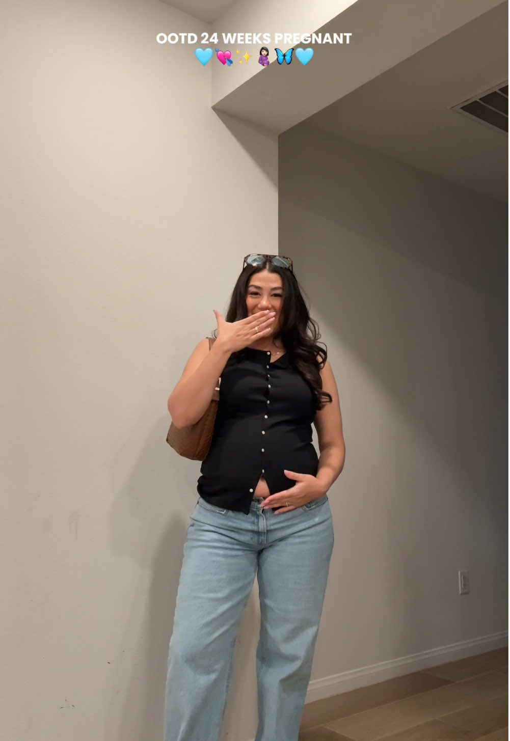 A post by @gracielavx on TikTok caption: low rise jeans for the win this pregnancy 😌😌😌😌😌😌 #OOTD #pregnantootd #cuteoutfits 