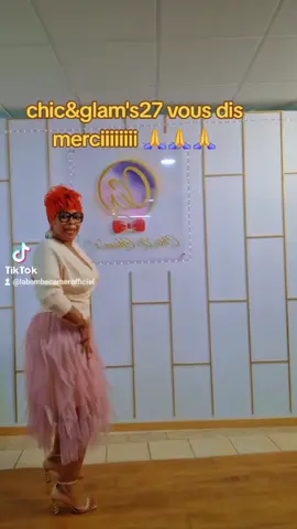A post by @labombecamerofficiel on TikTok caption: #laguerta #labombecamer #chicetglams27 #LIVE 